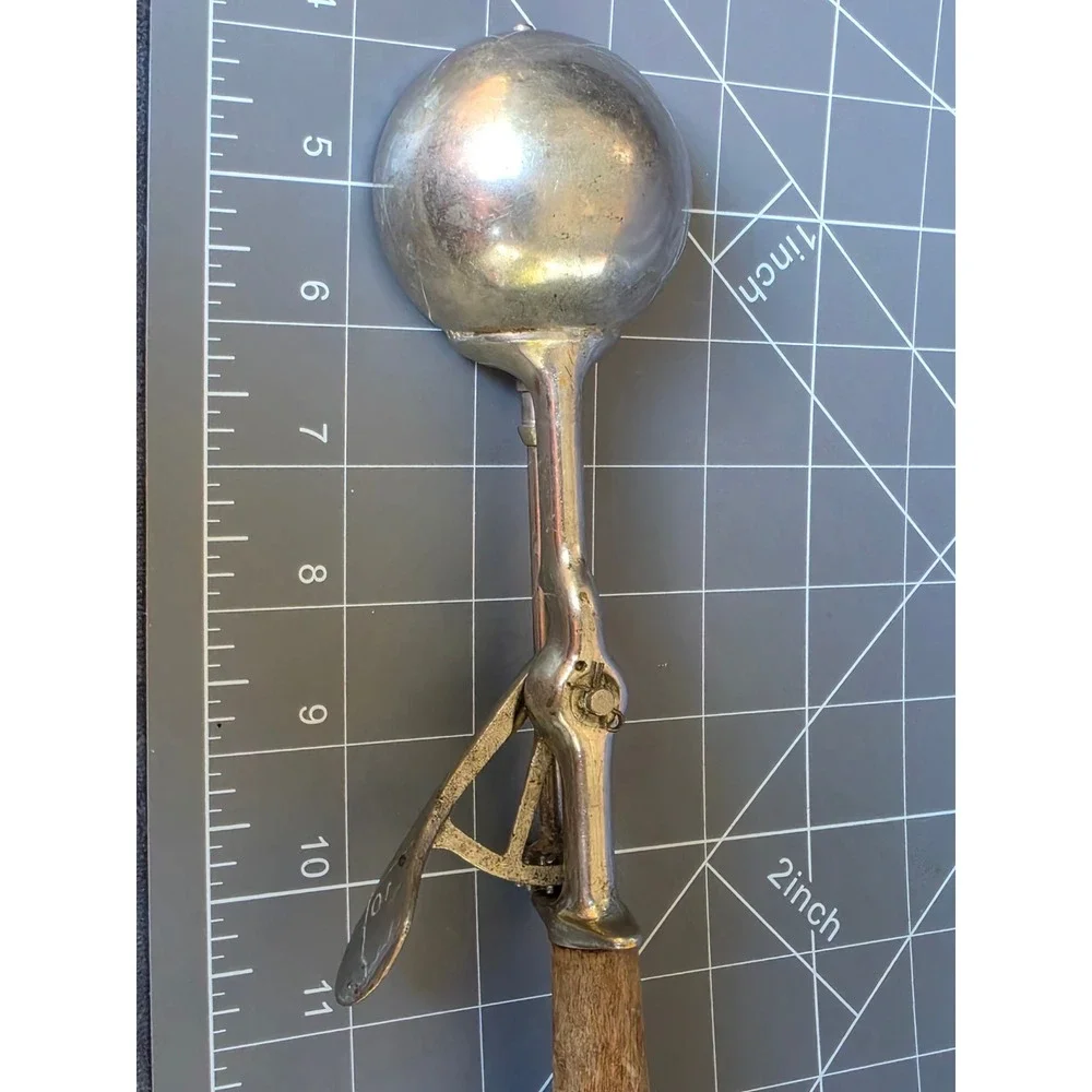 Vintage Gilchrist 31 Ice Cream Scoop Wood Handle Thumb Lever Soda Fountain Tool